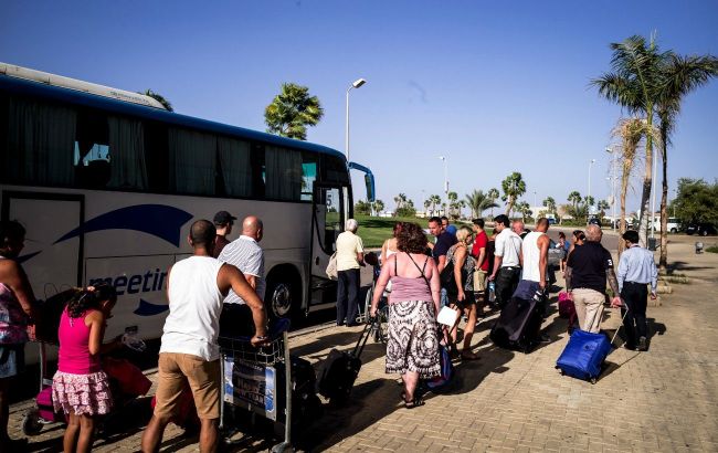 Evacuation from Gaza: First foreigners arrive in Egypt via Rafah crossing