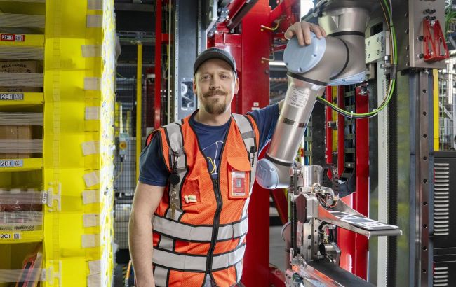 Amazon warehouse robot can 'feel' objects like human (photo)