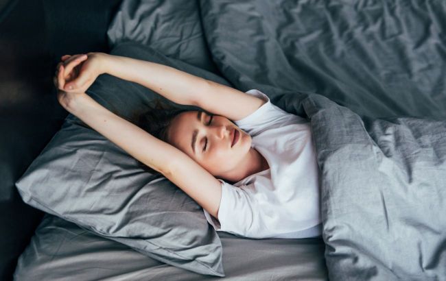 Physiotherapist reveals sleeping position that damages spine and causes back pain