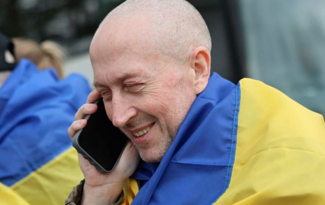 Emotional video: Ukrainian soldiers liberated in June 19 swap are finally home