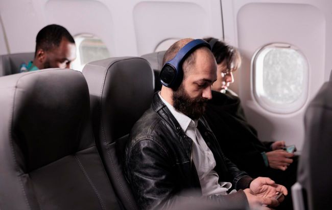 Flight attendant explains why you shouldn't sleep during takeoff and landing