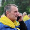Touching return - Ukrainian troops weep and embrace the ground, video