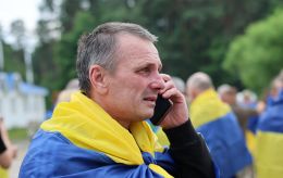 Touching return - Ukrainian troops weep and embrace the ground, video