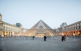 Louvre museum robbed in Paris