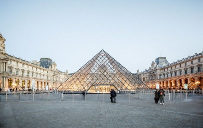 Louvre museum robbed in Paris