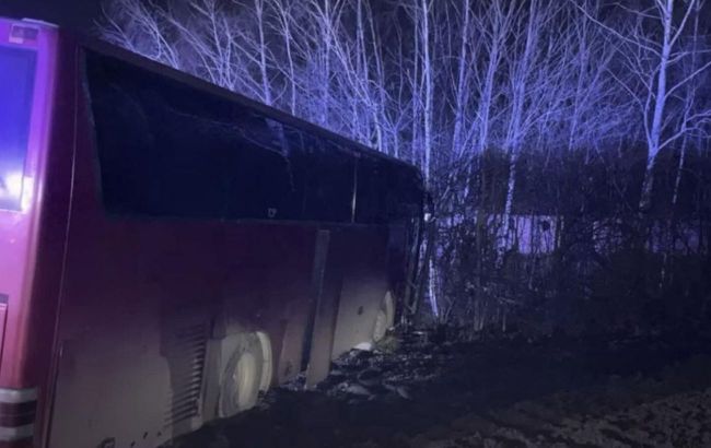 Car crashes into bus with 26 Ukrainians in Poland: Details revealed
