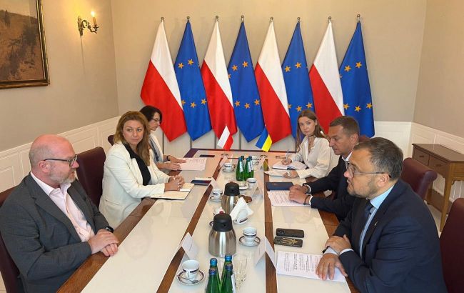 Poland’s interior ministry tackles Ukrainians’ status after Nawrocki’s veto