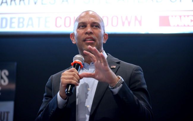 Democrat delays Trump-backed bill with 8-hour speech, sets House record