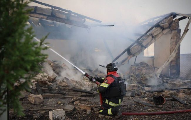 Chernihiv under attack by Russia again: State Emergency Service shows aftermath of new strike