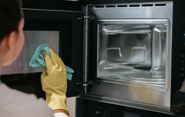 7 life hacks that can help clean your microwave without scrubbing