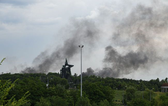 Hits reported in Donetsk, smoke visible in sky