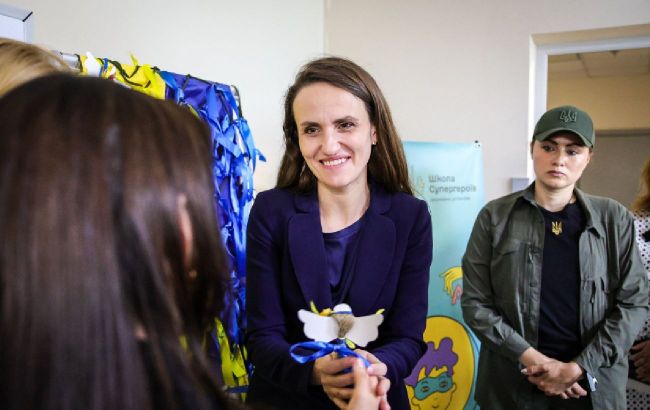 Romanian Foreign Minister arrives in Kyiv, visits children's hospital Ohmatdyt
