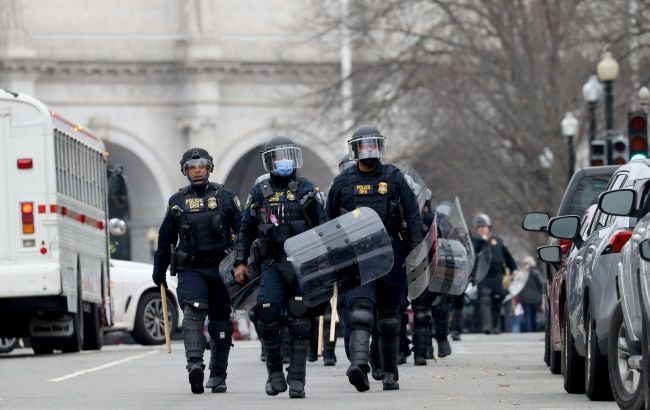 White House and Capitol being fenced off in case of riots