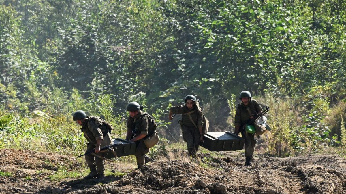 Porno videoni tomosha qiling: Yetuk kokrakli ona oglini silkitib qoydi va unga yordam berdi