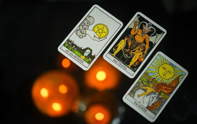 Tarot horoscope for August 21: Libras to receive fate's surprise, Aquarius to risk losing all