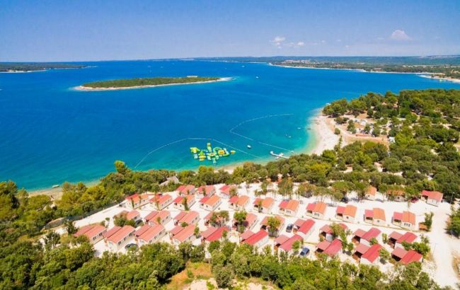Dictator&rsquo;s island: Where in Europe you can see dinosaur footprint and hooligan parrot