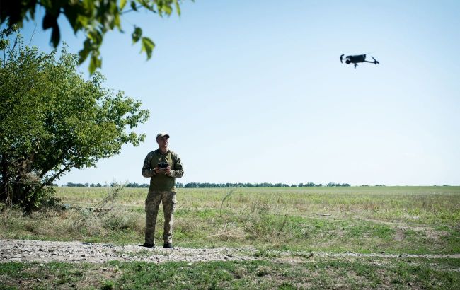 Ukrainian drone forces two Russian soldiers to surrender in Donetsk region - Video