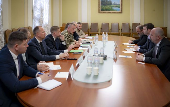 Weapons, peace and rebuilding: US Senate delegation meets with Zelenskyy's team in Kyiv