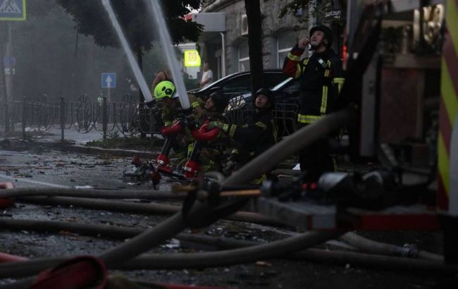 Russian combined attack on Kyiv leaves 17 injured, hundreds of emergency teams respond