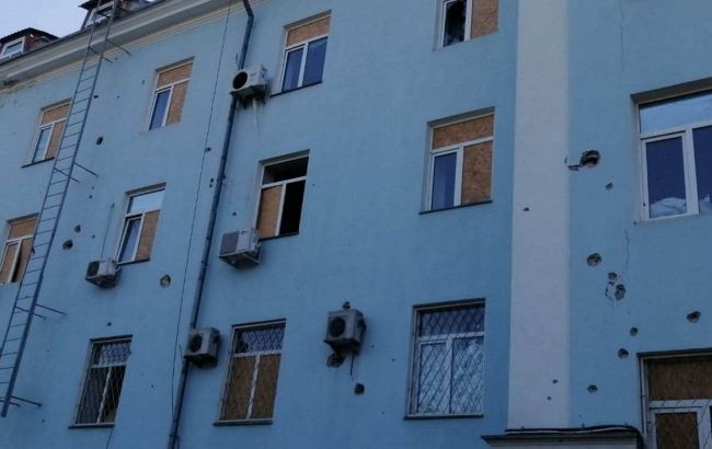 Russian attack on tax office and bus in Kherson leaves one dead and several injured