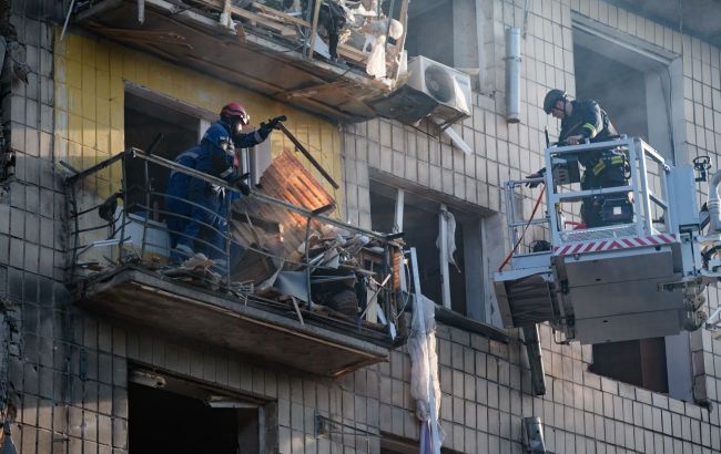 Strike on Kyiv: Staircase collapses inside damaged residential building
