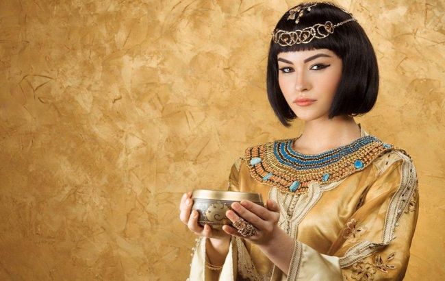 Cleopatra&rsquo;s secret to eternal youth: Two bedroom changes that trigger recovery mode