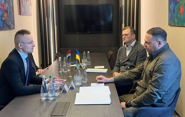 Top Ukrainian officials meet with Hungarian MFA's head, negotiations begin