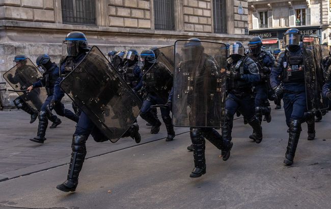 France deploys 70,000 police officers amid protests