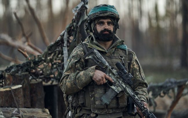 Ukrainian National Guard raises national flag behind Russian lines in Donetsk region