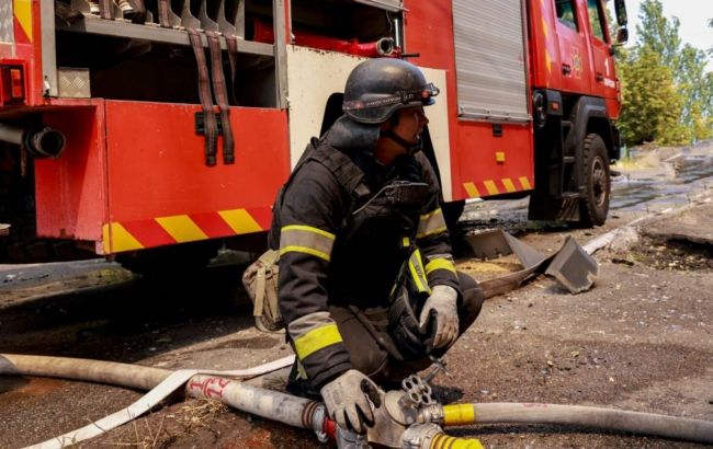 Russian strike hits rescuers in Kherson as they battle fire (photos)