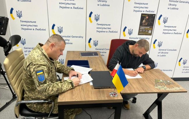 First Ukrainian Legion volunteers sign contracts with Armed Forces of Ukraine in Poland