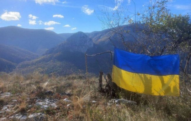 'We await the Armed Forces of Ukraine': Ukrainian flag displayed in Crimea