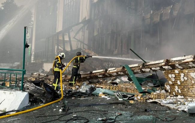 Seven Kyiv districts hit in latest attack, emergency officials say (photos)