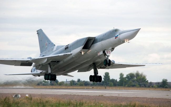 Tu-22M3 bomber firing missiles at Ukraine crashes in Russia
