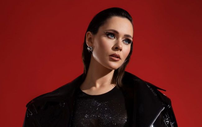 All-black total look: Crafting image of strong, confident woman