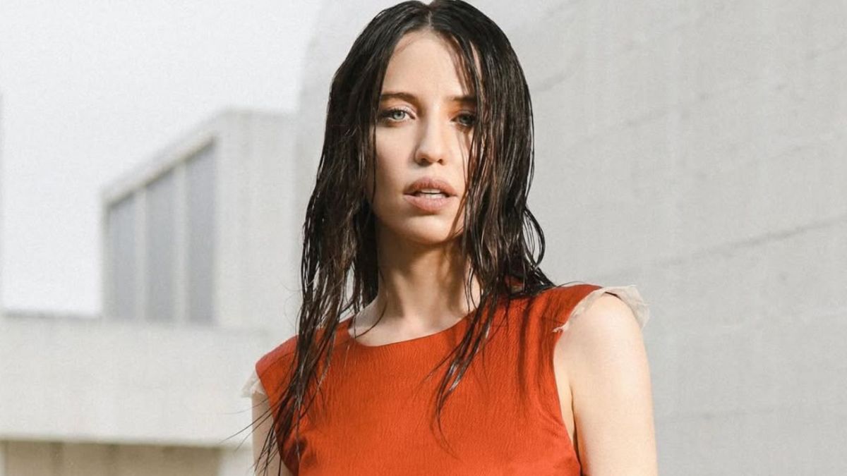 Ular qollarini va oyoqlarini mushukchaga qoyishadi Foto erotik arabica