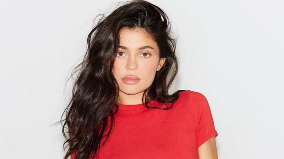 kylie jenner t shirt dress Kylie Jenner shows legs in mini dress with Travis Scott