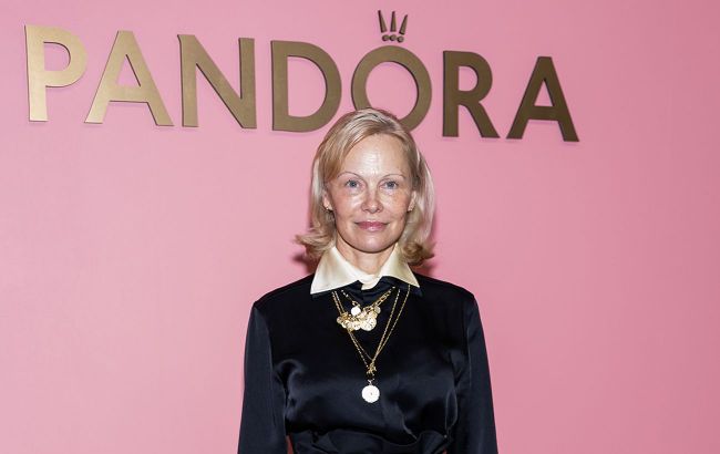 Pamela Anderson shines in stylish dress from Ukrainian designer