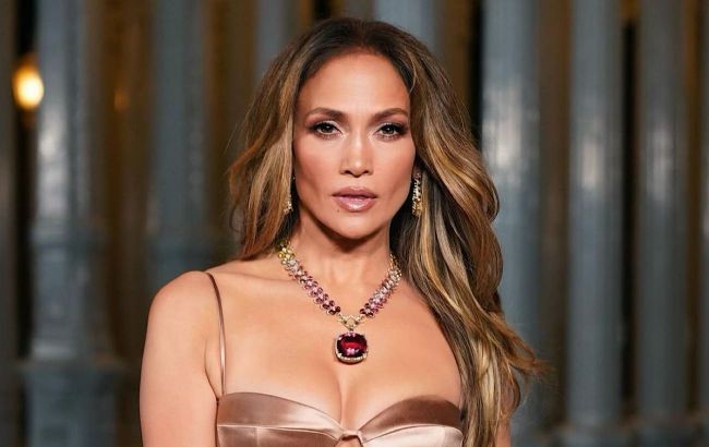 54-year-old Jennifer Lopez reveals new photos in striking outfits