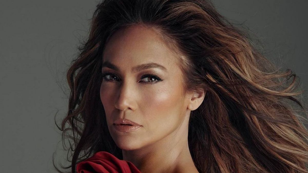 Jennifer Lopez changes her image, wears jacket made of rose petals