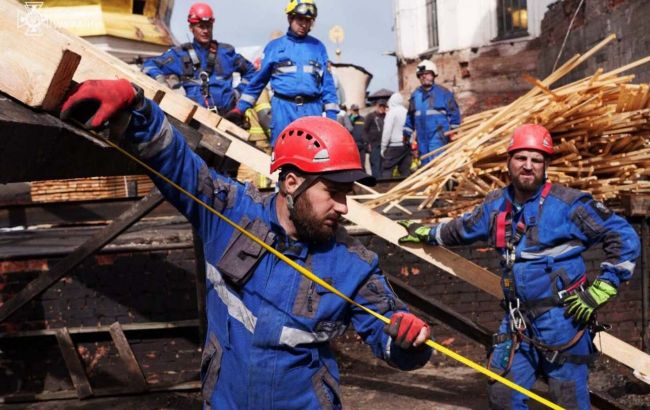Rescuers complete roof repairs at Kyiv Pechersk Lavra damaged in Russian strike