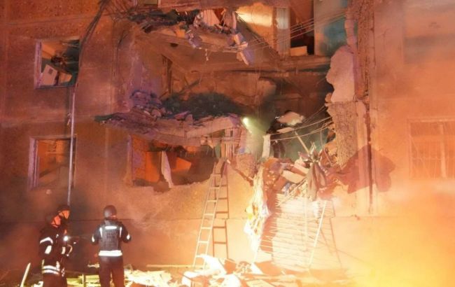 Russia strikes five-story building in Zaporizhzhia: Two killed, people trapped under rubble