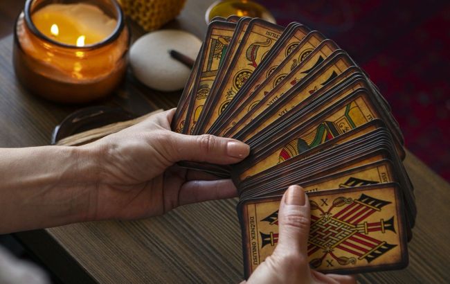 Weekly horoscope using Tarot cards