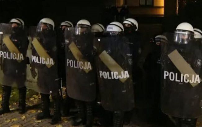 Political crisis erupts in Poland as crowd storms Constitutional Tribunal