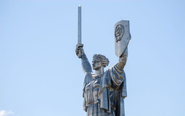 Kyiv's 'Motherland' monument get Soviet emblem replacement: photos from the scene