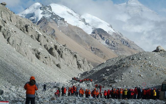 Hundreds of trekkers stranded on Mount Everest in Tibet as blizzard hits