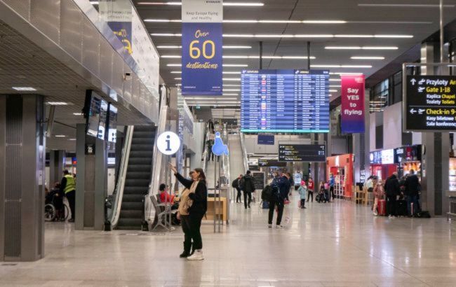 Severe weather paralyzes airport near Amsterdam as nearly 450 flights canceled or delayed