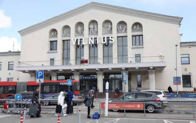 Vilnius Airport halts flights over balloons from Belarus