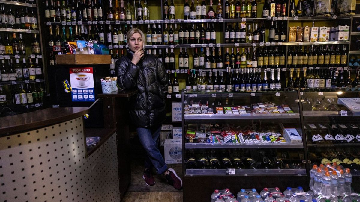 Russians turn to low-quality alcohol under sanctions, Ukrainian intel says