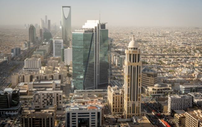 Saudi Arabia counters Iran's blockade, routes crude through desert